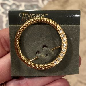 Trifari Vintage Gold Tone Circle Pin Brooch